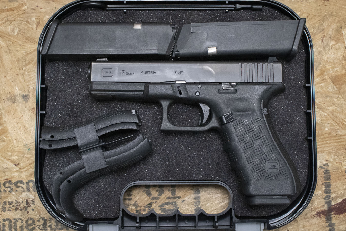 GLOCK 17 Gen4 9mm Police Trade-in Pistol with Three Magazines, Case, and Backstraps